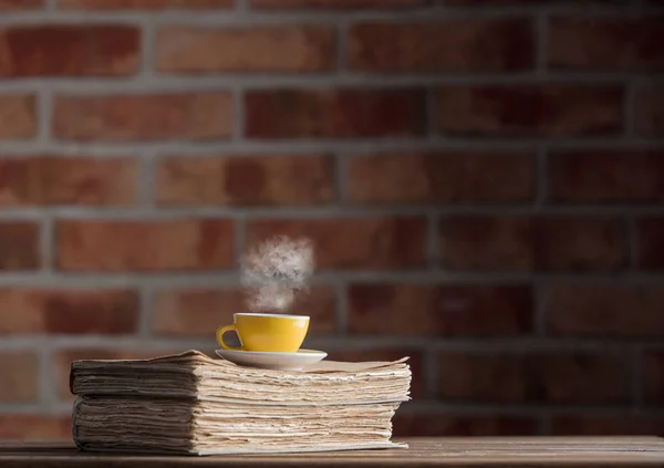 Tazza di tè e libri antichi — Foto Stock