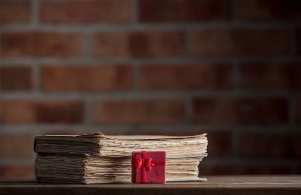 Rote Geschenkschachtel und alte Bücher — Stockfoto