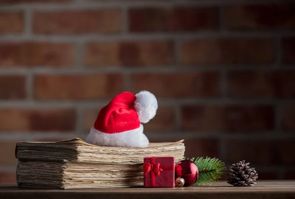 Sombrero de Navidad con decoración y libros antiguos —  Fotos de Stock