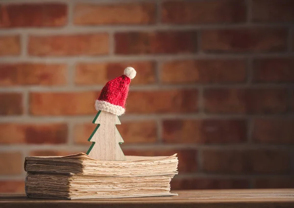 Boże Narodzenie Santa Claus kapelusz i drzewo z starych książek — Zdjęcie stockowe