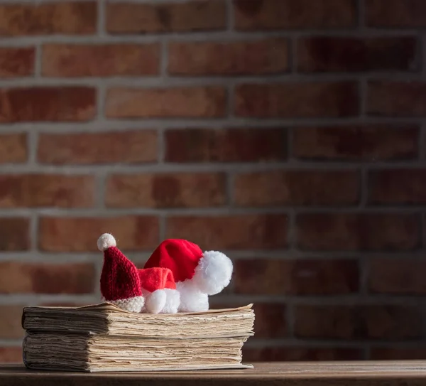 Cappelli di Natale di Babbo Natale e vecchi libri — Foto Stock