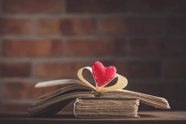 Σχήμα καρδιάς και παλιό βιβλίο — Φωτογραφία Αρχείου
