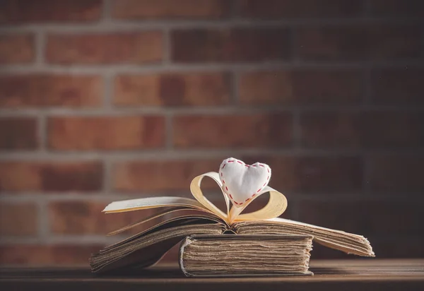 Kształt serca i stare książki — Zdjęcie stockowe