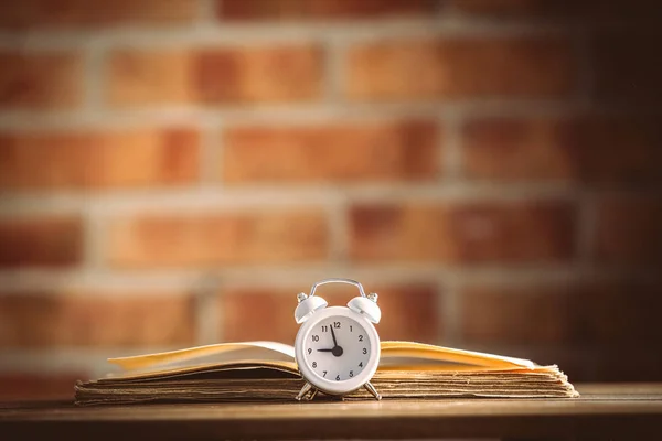 Alte Wecker und alte Bücher — Stockfoto