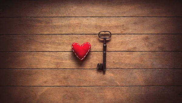 Форма сердца и металлический ключ — стоковое фото