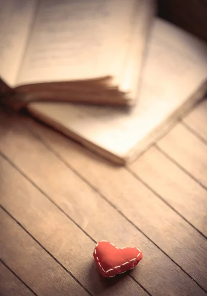 Heart shape and old books — Stock Photo, Image
