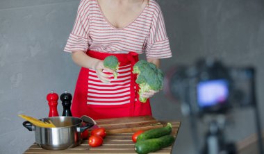 Yemek yapma için sosyal ağ video genç Kızıl saçlı kadın