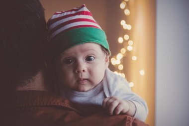 Omzuna küçük çocuk tutan genç baba. Bebek odaklı kapalı görüntü