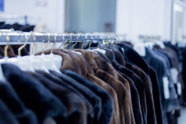 Kürklü mantolar ve fabrika, Yunanistan