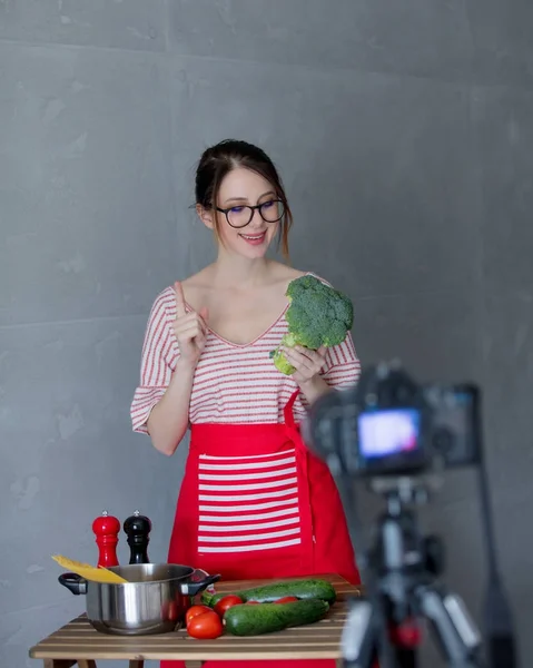 为社交网络制作烹饪视频的年轻红发妇女 — 图库照片
