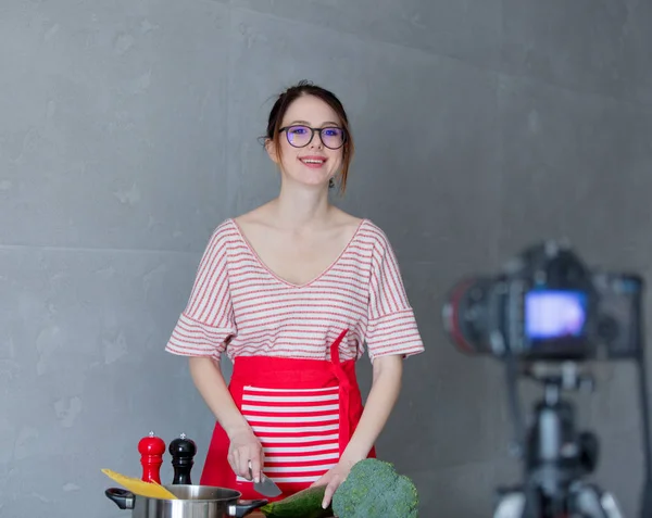 Junge Rothaarige Frau Dreht Kochvideo Für Soziales Netzwerk — Stockfoto