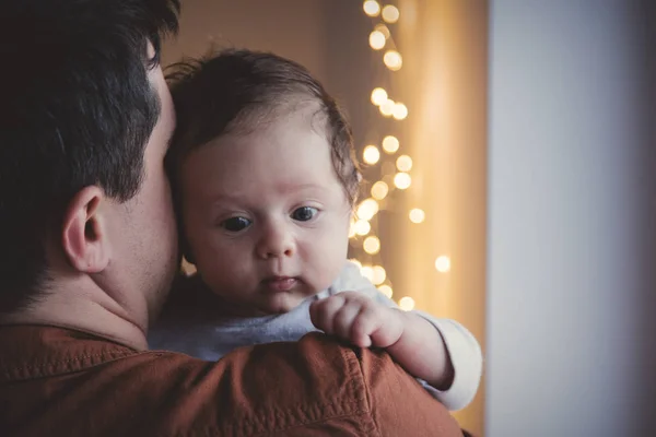 Молодий Батько Тримає Маленьку Дитину Плечі Зображення Приміщенні Фокусом Немовляті — стокове фото