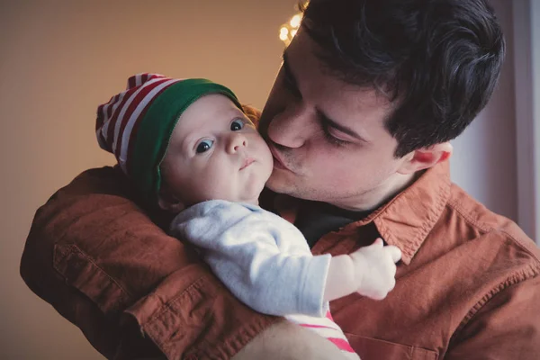 Jeune Père Dans Les Lunettes Jouent Avec Petit Enfant Sur — Photo