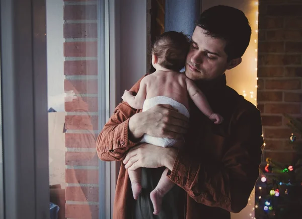 Joven Padre Sosteniendo Las Manos Niño Pequeño Pañal Imagen Interior —  Fotos de Stock