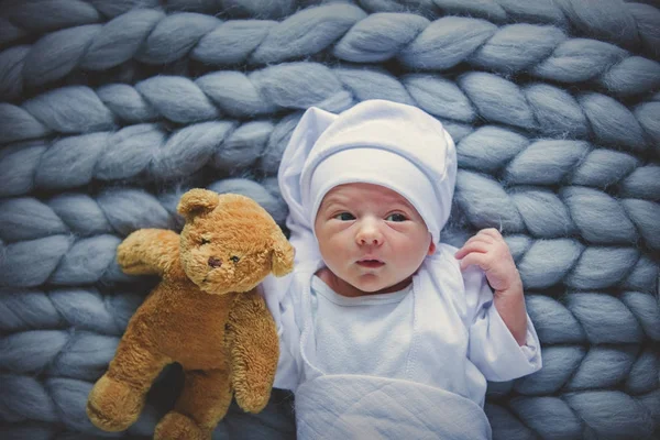 Engraçado Bebê Vestindo Uma Roupa Branca Chapéu Com Brinquedo Urso — Fotografia de Stock