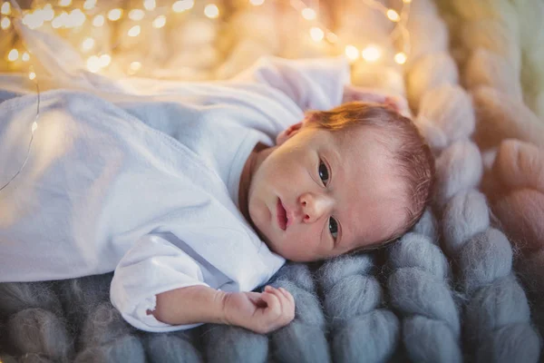 Pequeño Bebé Divertido Con Una Ropa Blanca Acostado Alfombra Punto — Foto de Stock