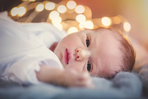 Engraçado Bebê Vestindo Uma Roupa Branca Deitada Tapete Malha Berçário — Fotografia de Stock