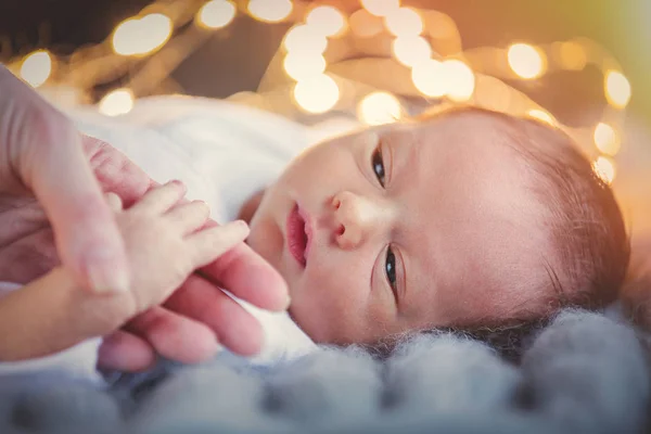 Pequeño Bebé Divertido Con Una Ropa Blanca Acostado Una Alfombra —  Fotos de Stock