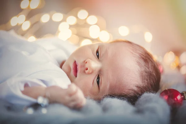 Komik Küçük Bebek Örme Halıya Yalancılık Aşağı Beyaz Bir Elbise — Stok fotoğraf