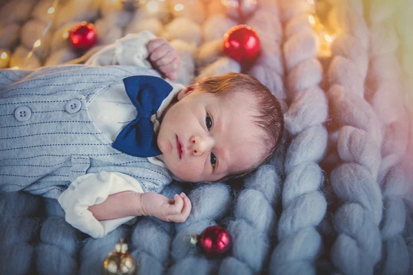 Legrační Miminko Nosit Kostým Vleže Pletený Přehoz Kojenecká Jen Narozena — Stock fotografie