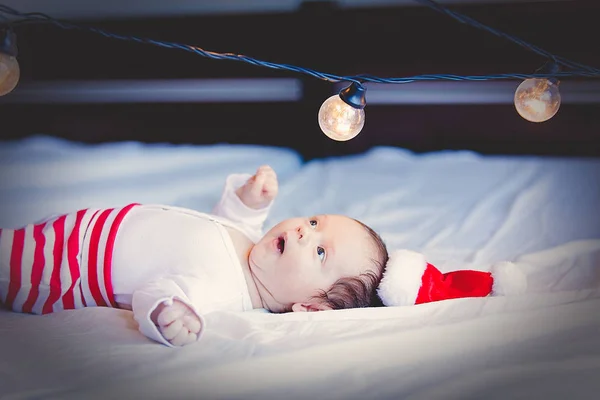 Bayi Kecil Yang Lucu Mengenakan Pakaian Putih Berbaring Atas Latar — Stok Foto
