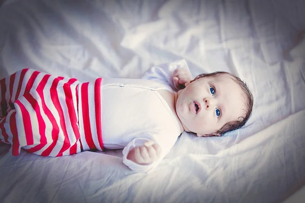 Grappige Kleine Baby Het Dragen Van Een Witte Kleren Liggen — Stockfoto