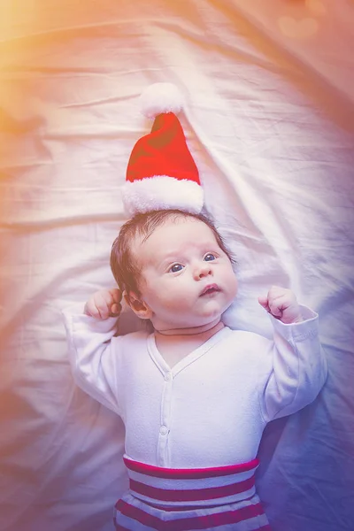 Komik Küçük Bebek Beyaz Zemin Üzerine Uzanarak Beyaz Bir Elbise — Stok fotoğraf