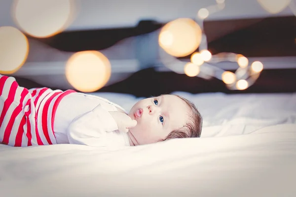 Komik Küçük Bebek Bir Yatakta Yatıyordu Beyaz Bir Elbise Giyiyor — Stok fotoğraf