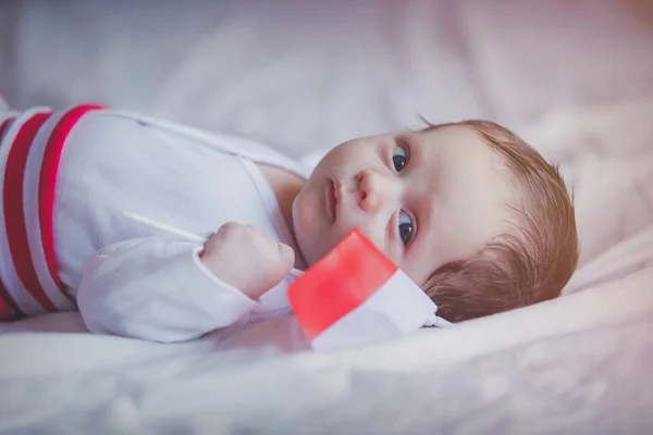 Маленький Младенец Флагом Польши Белом Фоне — стоковое фото