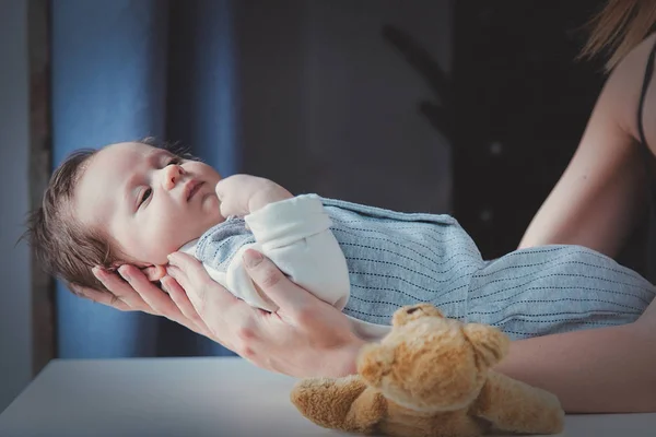 Foto Las Manos Bebé Una Madre Una Mesa Blanca Cerca —  Fotos de Stock