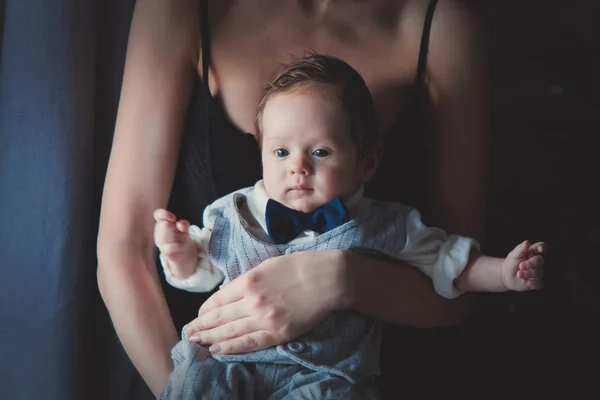 Foto Van Kleine Baby Moeder Handen Buurt Van Een Venster — Stockfoto