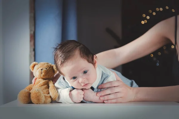 Foto Pequeño Bebé Manos Madre Con Juguete Oso Peluche Cerca —  Fotos de Stock