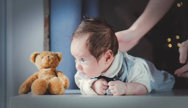 Foto Criança Nas Mãos Mãe Com Ursinho Pelúcia Brinquedo Perto — Fotografia de Stock