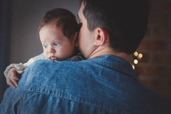 黒い背景に窓の近くの父の肩に小さな幼児の写真 自然光で作られたイメージ — ストック写真