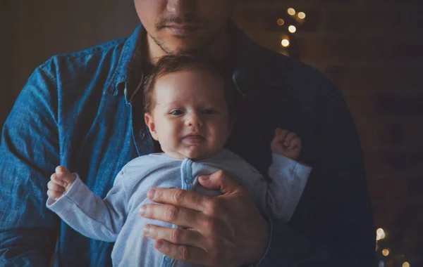 Foto Bayi Kecil Tangan Ayah Dekat Jendela Gambar Yang Dibuat — Stok Foto