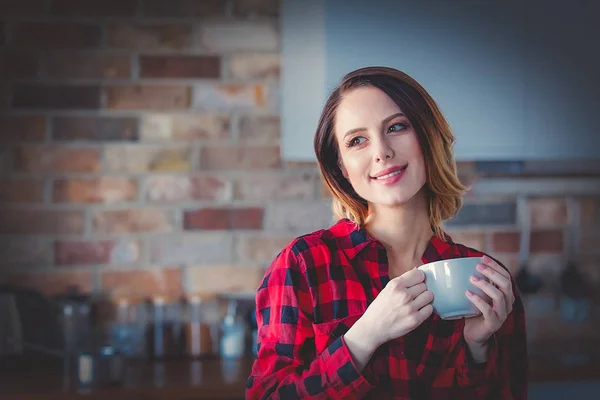 Mujer con taza de café o té —  Fotos de Stock