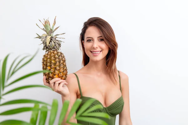 Donna in costume da bagno con ananas — Foto Stock