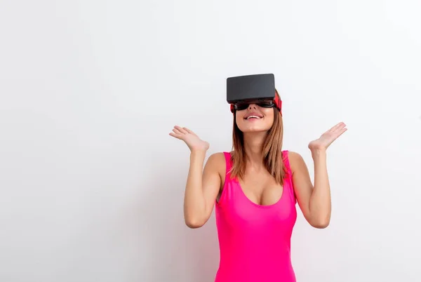 Frau im Badeanzug mit Virtual-Reality-Brille — Stockfoto