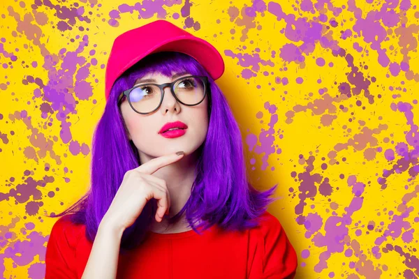 Mulher com cabelo roxo e óculos — Fotografia de Stock