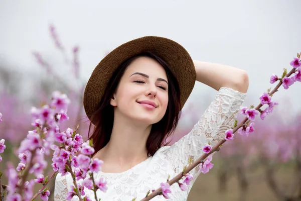 Jeune fille en chapeau — Photo