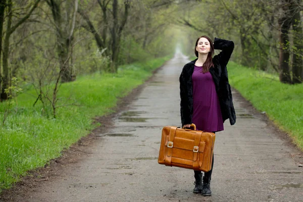 Ung flicka med resväska — Stockfoto