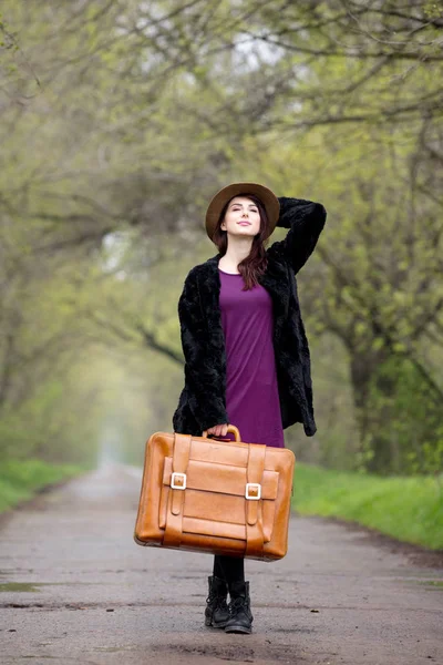 Ung flicka med resväska — Stockfoto