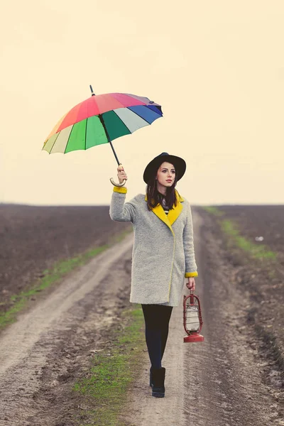 Vrouw met lamp en paraplu — Stockfoto