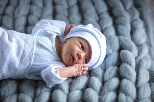Pequeño recién nacido acostado —  Fotos de Stock