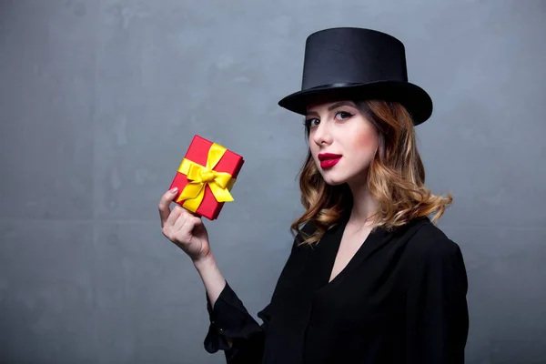 Woman   with gift box — Stock Photo, Image