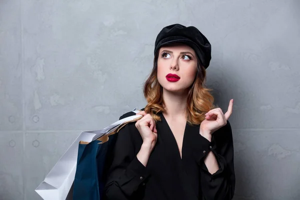 Femme avec sacs à provisions — Photo