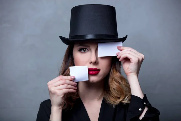 Vrouw in zwarte jurk en hoge hoed — Stockfoto