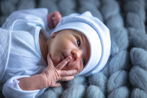 Pequeño recién nacido acostado —  Fotos de Stock