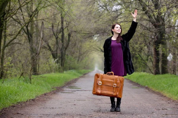 Jeune fille avec valise — Photo