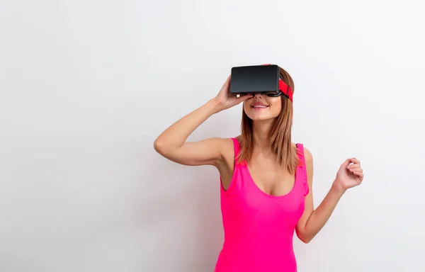 Mulher de maiô com óculos de realidade virtual — Fotografia de Stock